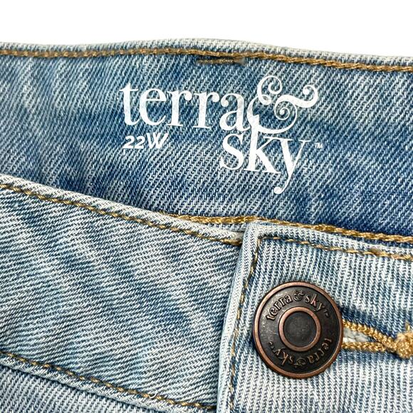 Terra & Sky Size 22W High Rise Light Wash Frayed Hem Side Silt Denim Jean Shorts - Picture 5 of 9